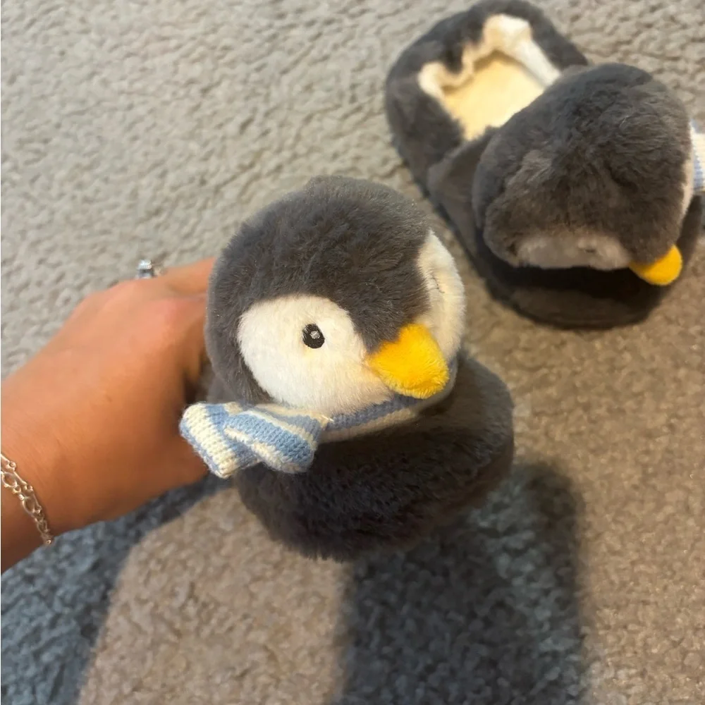 Kids Adorable Penguins with scarf Slippers- size 5/6 warm and cozy!